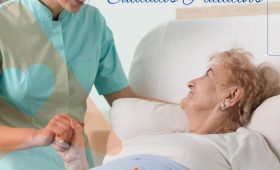 Moça cuidando de Idosa