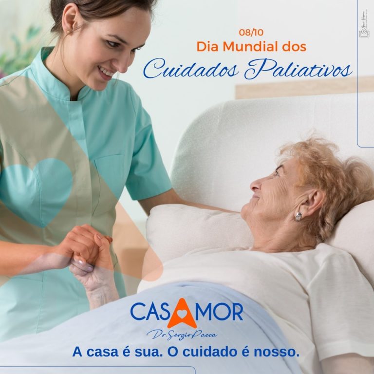 Moça cuidando de Idosa