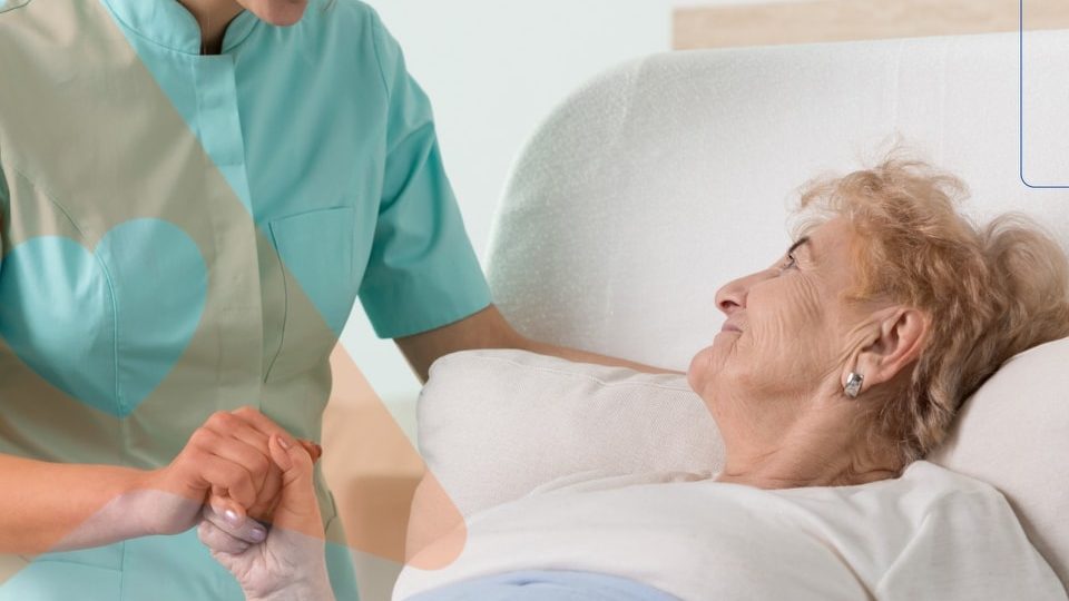 Moça cuidando de Idosa