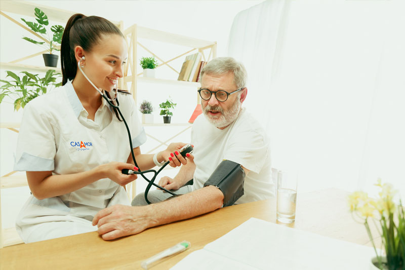 Enfermeira medindo pressão de idoso